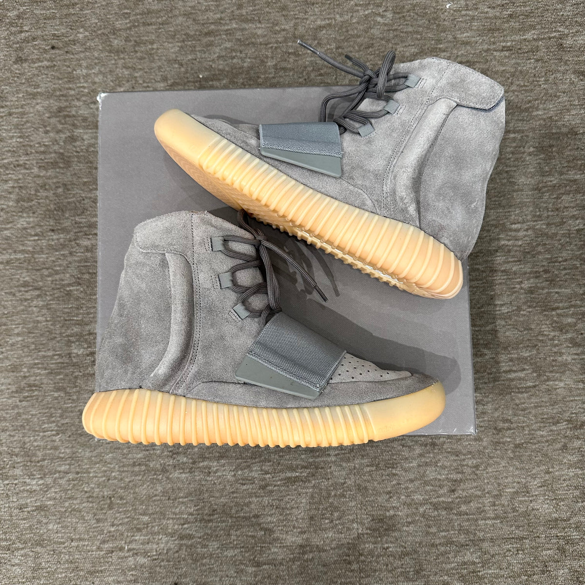 YEEZY BOOST 750 LIGHT GREY GLOW IN THE DARK (PRE-OWNED) BB1840 SIZE 8. Original Grail YEEZY BOOST 750 LIGHT GREY GLOW IN THE DARK (PRE-OWNED) BB1840 SIZE 8. Original Grail