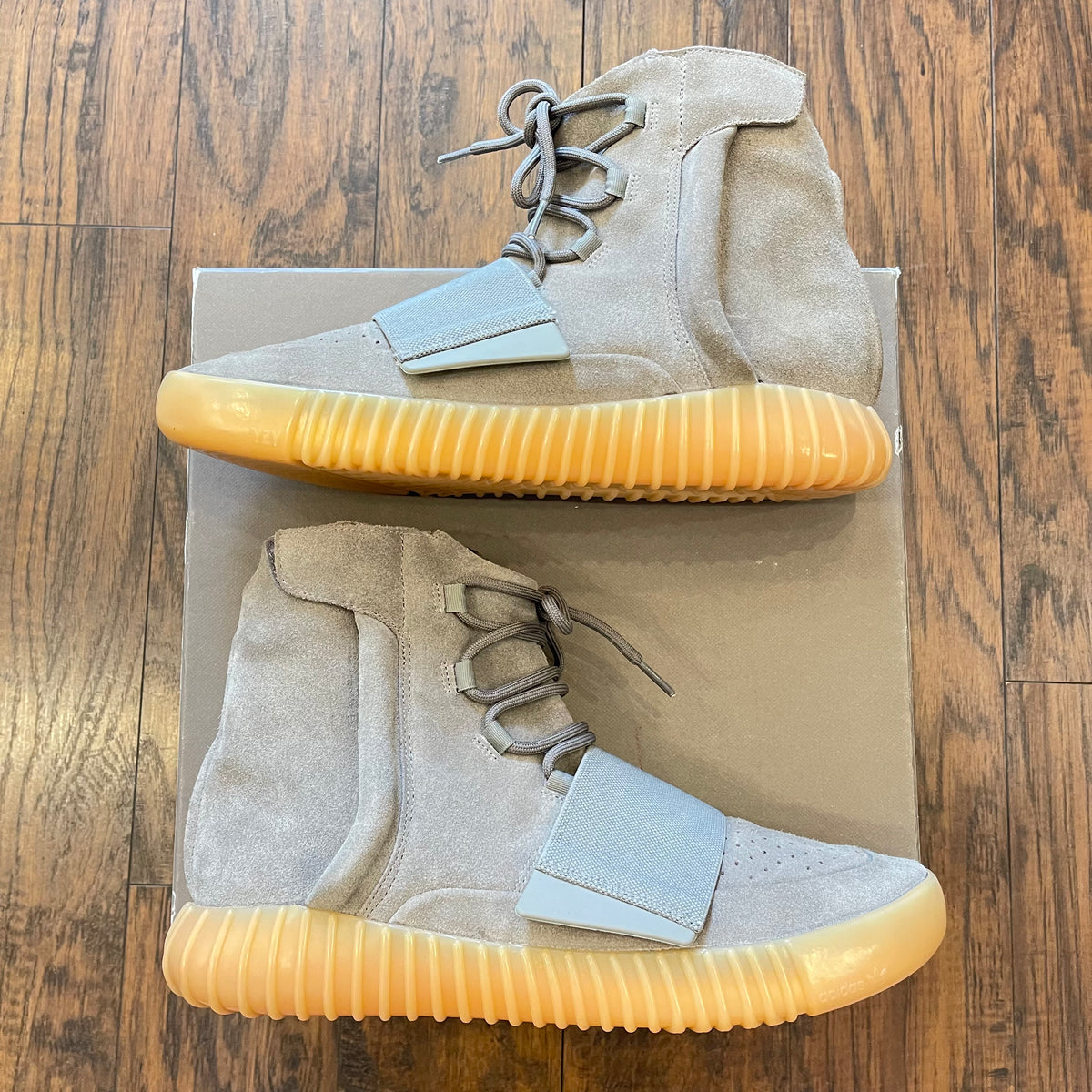 ADIDAS YEEZY BOOST 750 LIGHT GREY GLOW IN THE DARK (PRE-OWNED) BB1840 Original Grail ADIDAS YEEZY BOOST 750 LIGHT GREY GLOW IN THE DARK (PRE-OWNED) BB1840 Original Grail