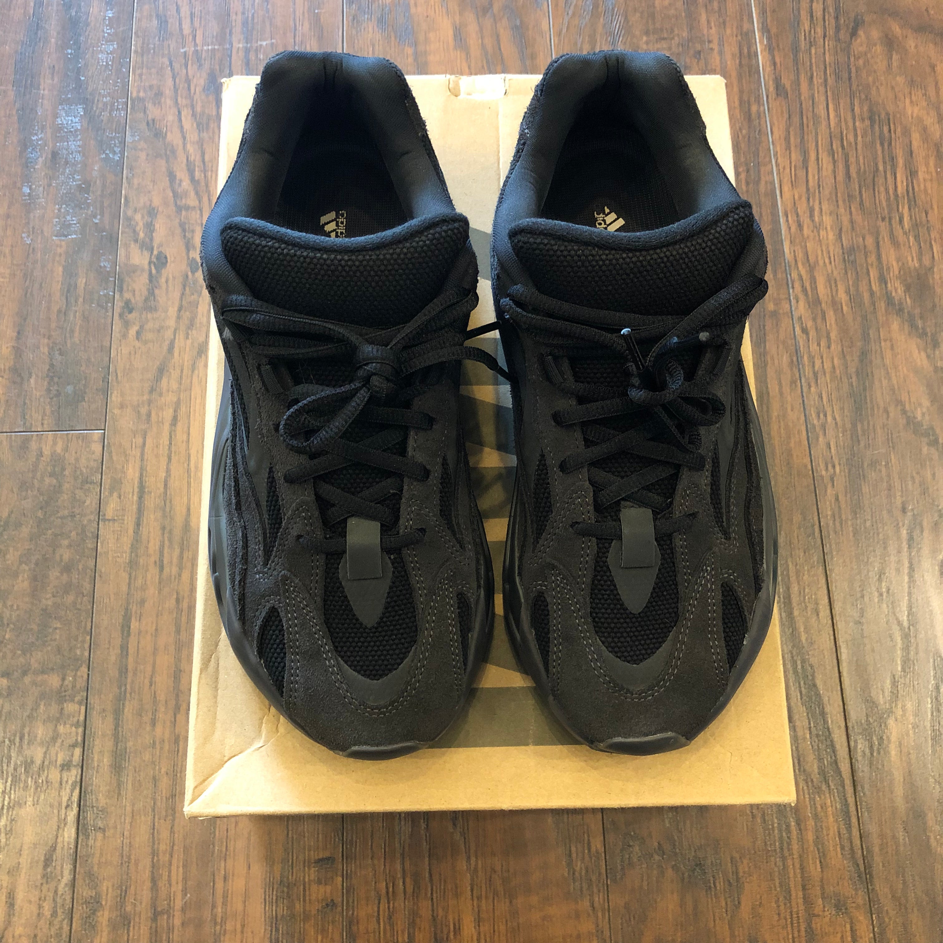 靴 YEEZY BOOST 700 V2 VANTA Amazon.com | adidas Yeezy Boost 700 V2 (Vanta/Vanta/Vanta 11